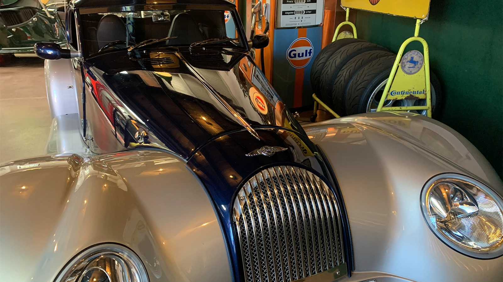 Morgan i udstillingen i The Morgan Garage på Samsø