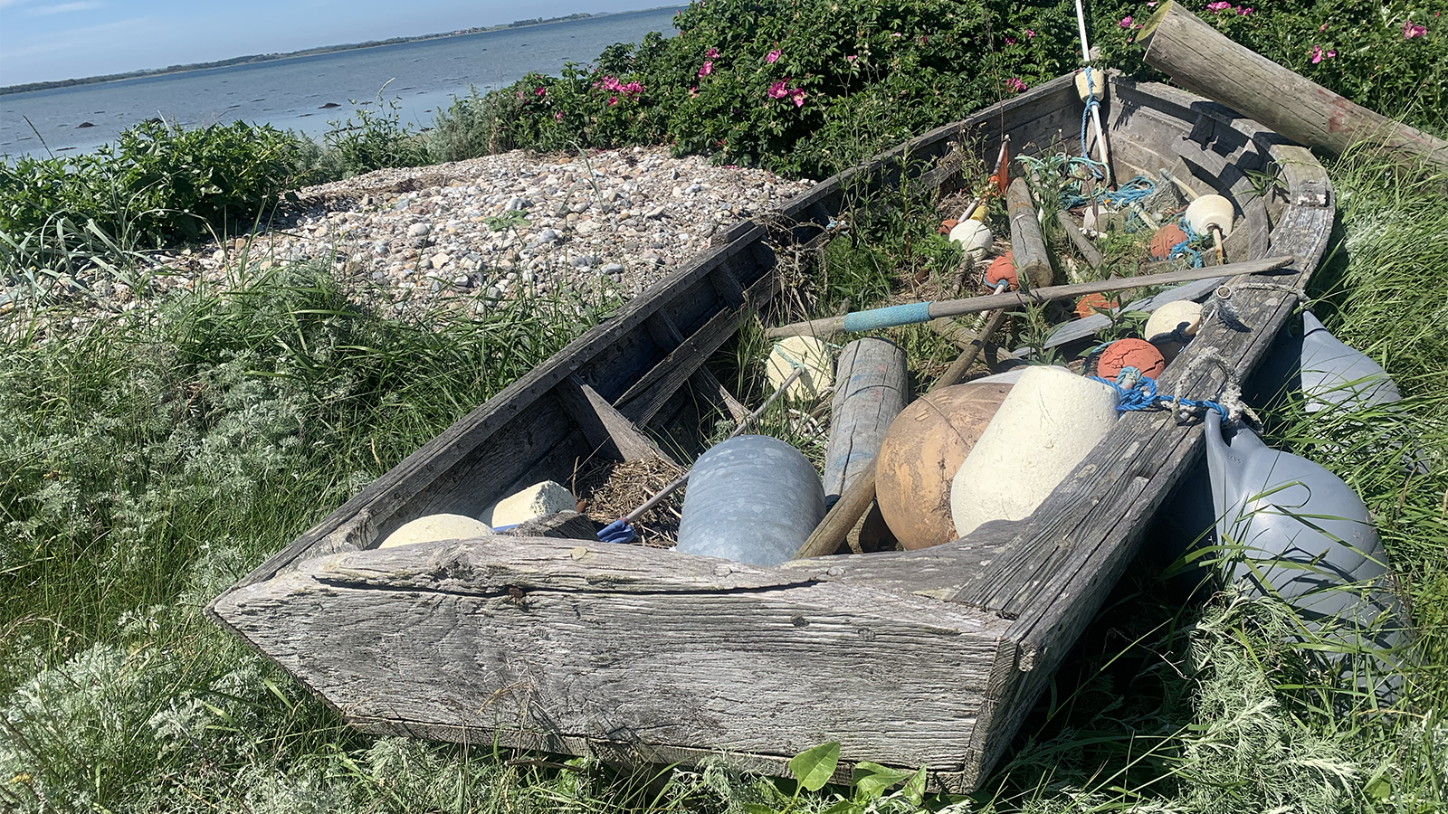 Besser Rev - tangen ved Stauns Fjord på Samsø med båd i forgrunden
