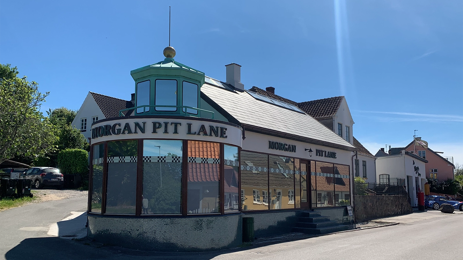 The Morgan Garage udefra i Besser på Samsø