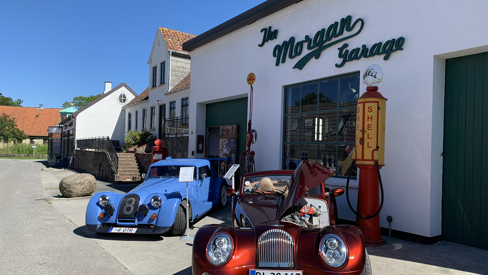 Morgan-biler i The Morgan Garage på Samsø