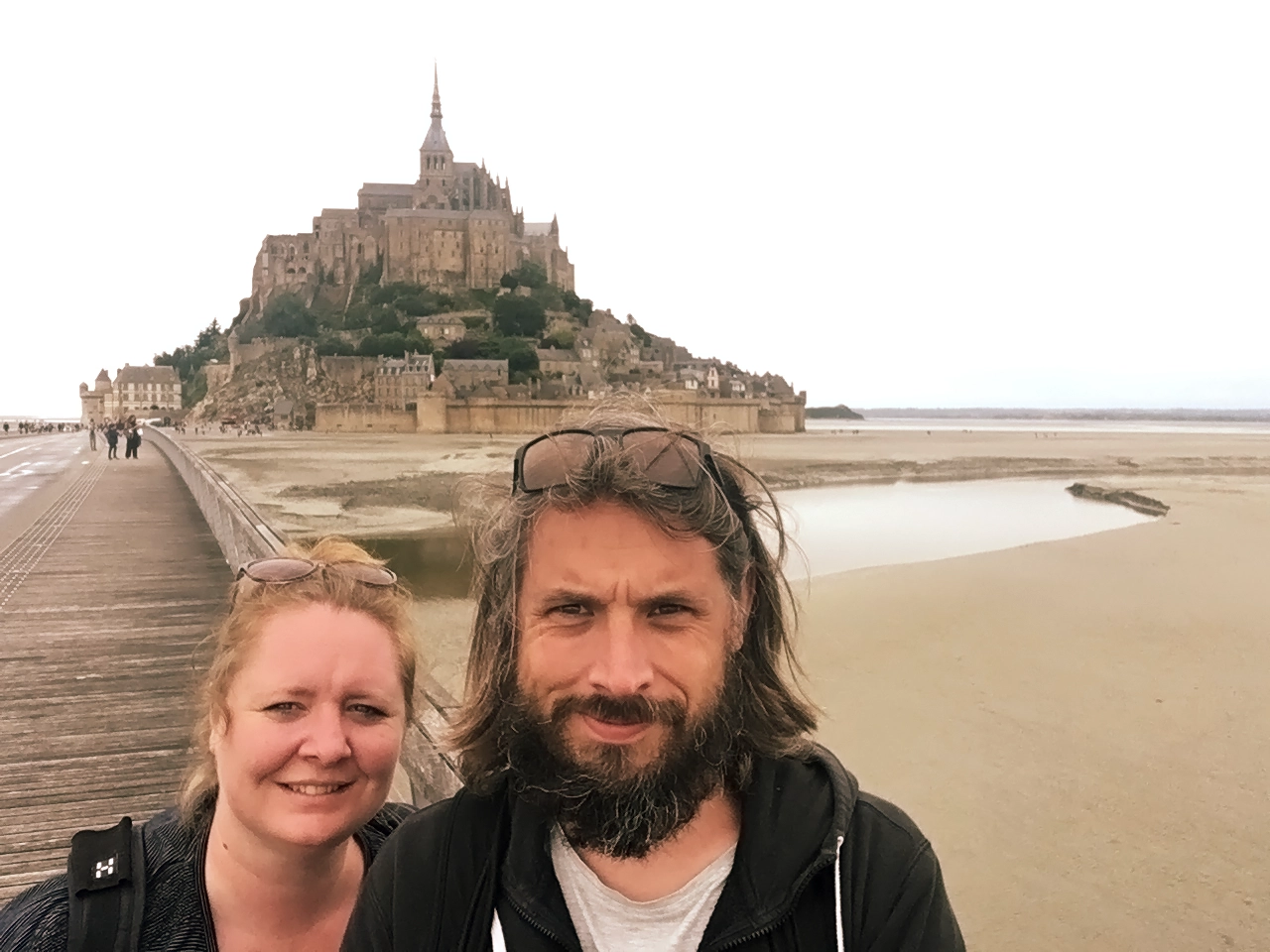 Ane og Kenneth foran Mont Saint-Michel i Frankrig