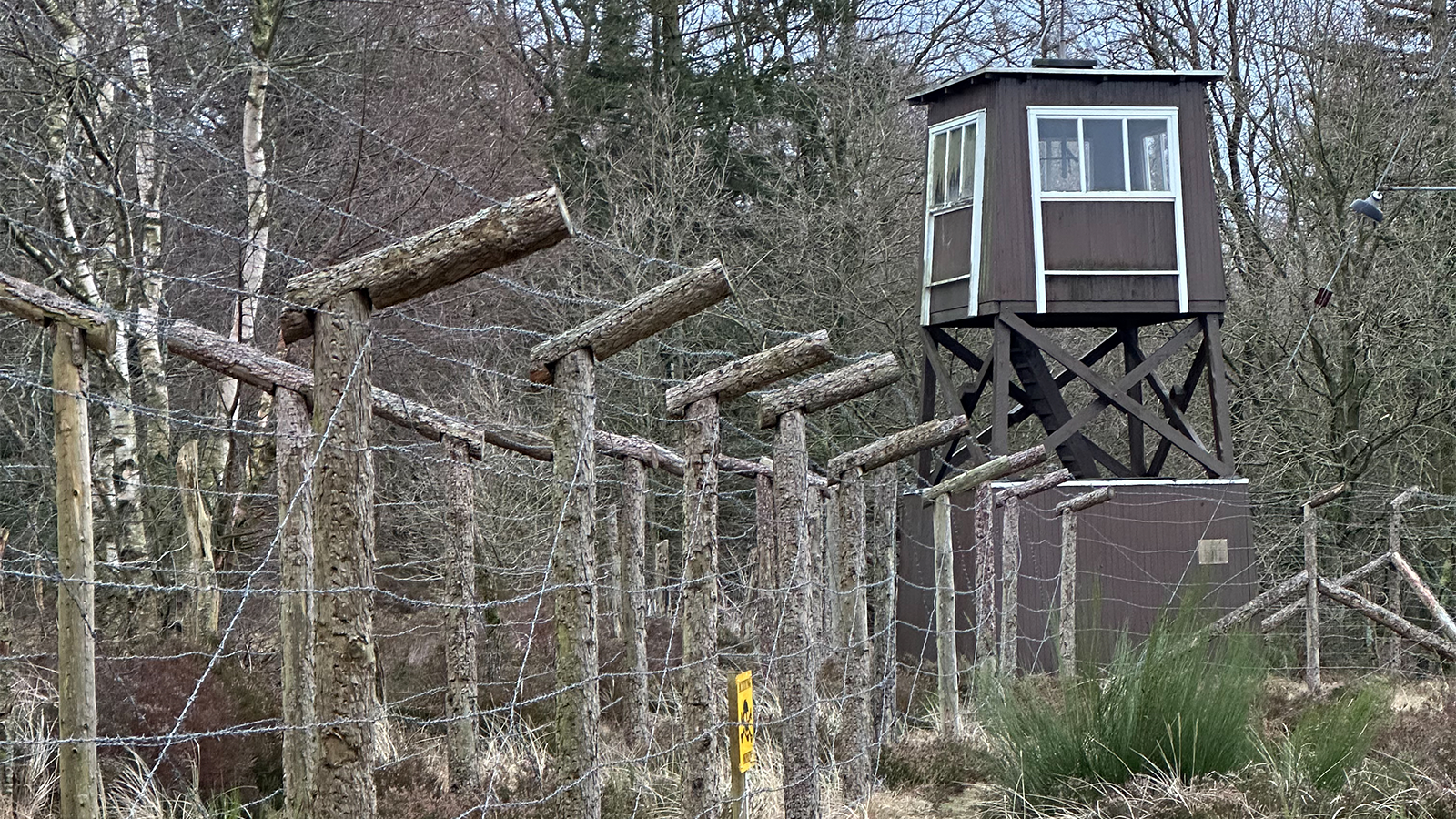 Billede af hegnet ved Frøslevlejren.