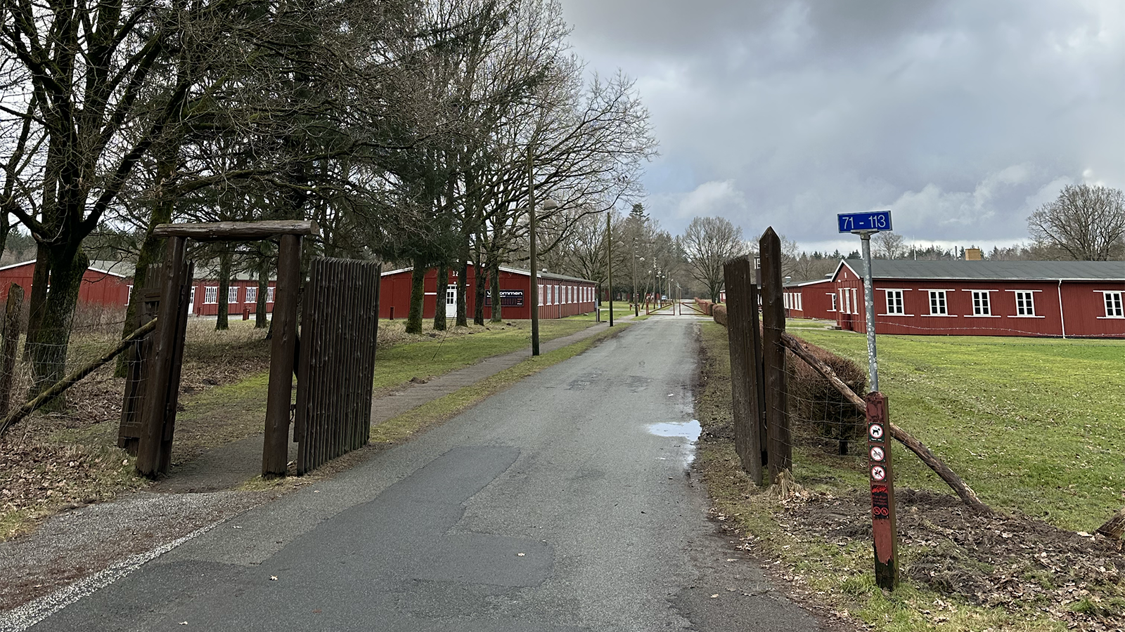 Billede af indgangen til Frøslevlejren.