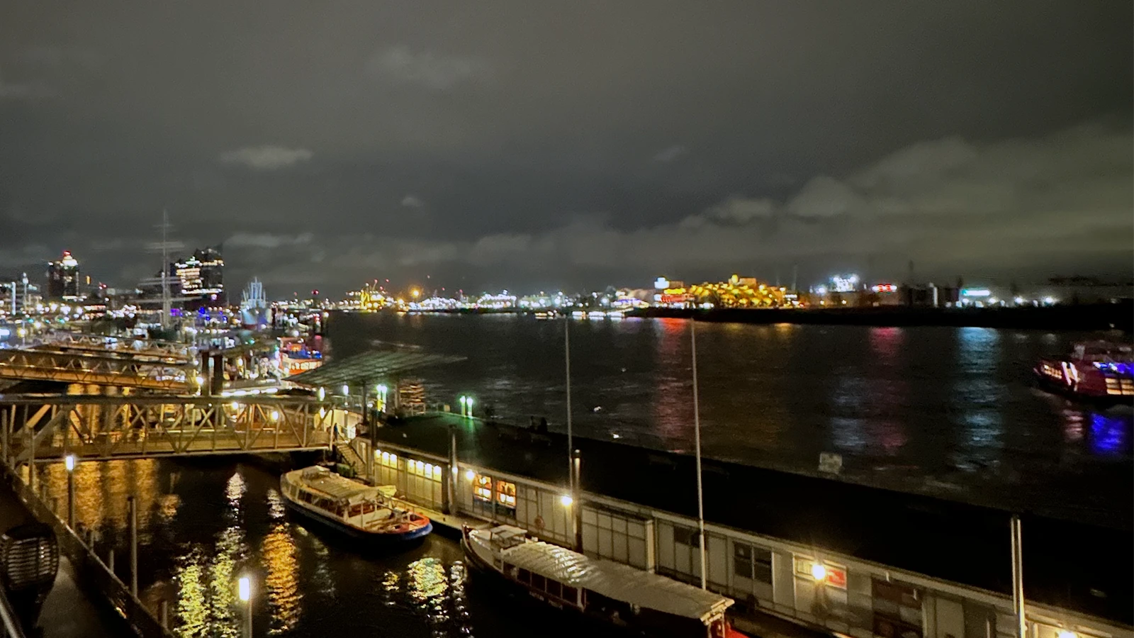 Havnen ved Elben i Hamborg