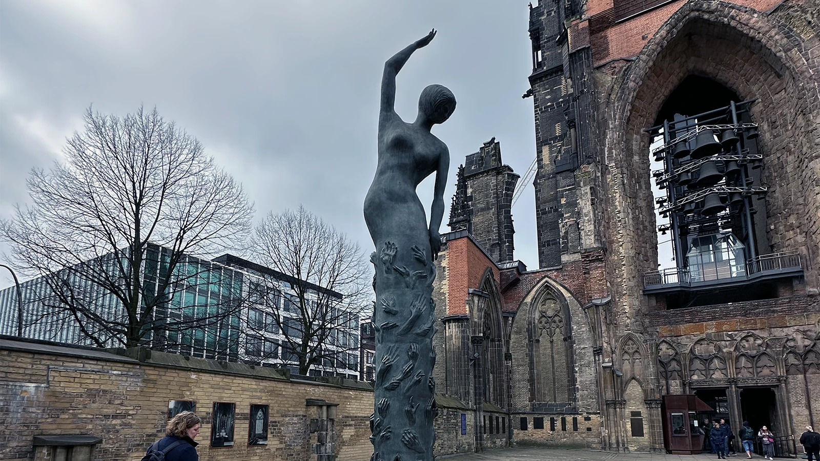 Statuen foran ruinerne ved Mahnmal St. Nikolai i Hamborg