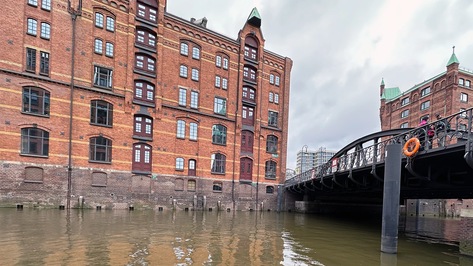 Bro og pakhuse i Speicherstadt i Hamborg