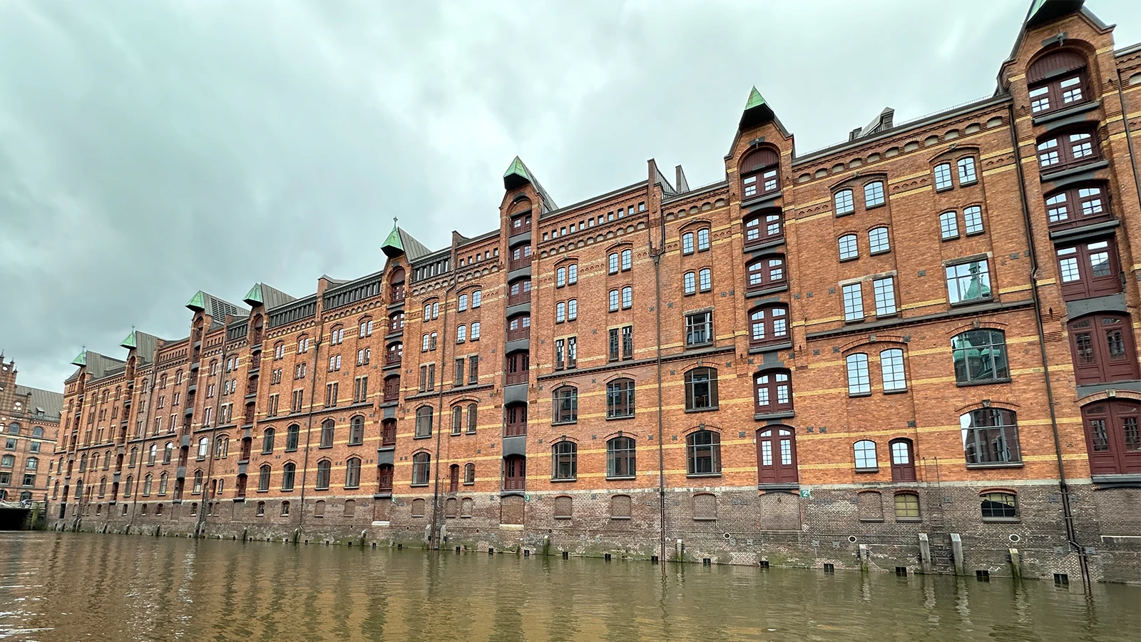 Kanal i Speicherstadt i Hamborg
