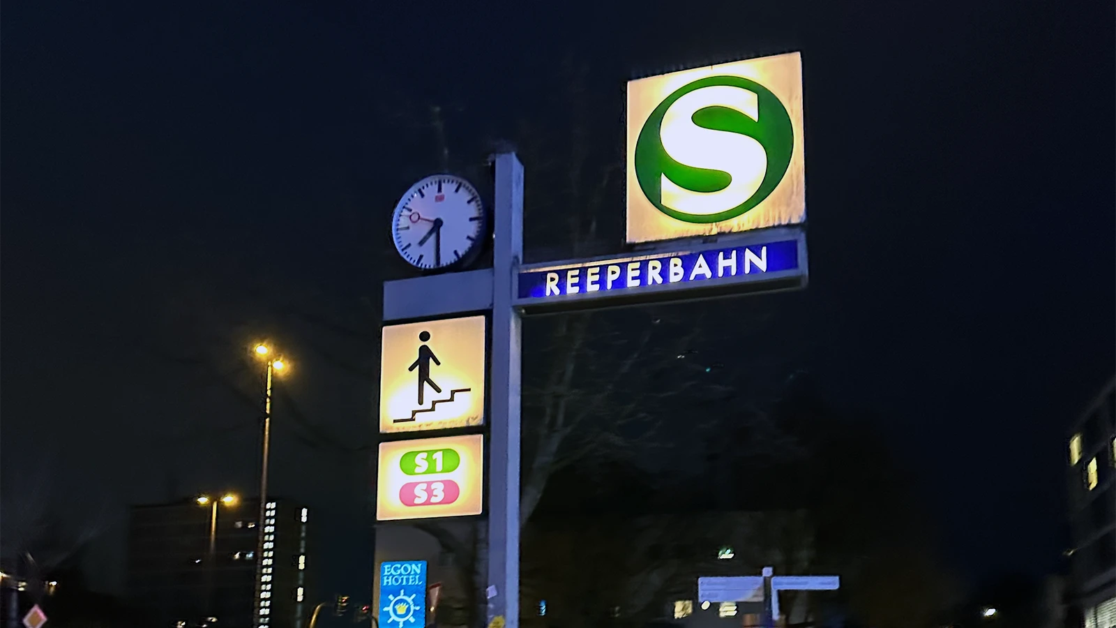 Reeperbahn-skilt ved S-banen i St. Pauli