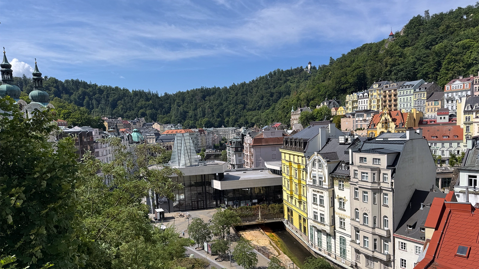 Billede af udsigt over Karlovy Vary.