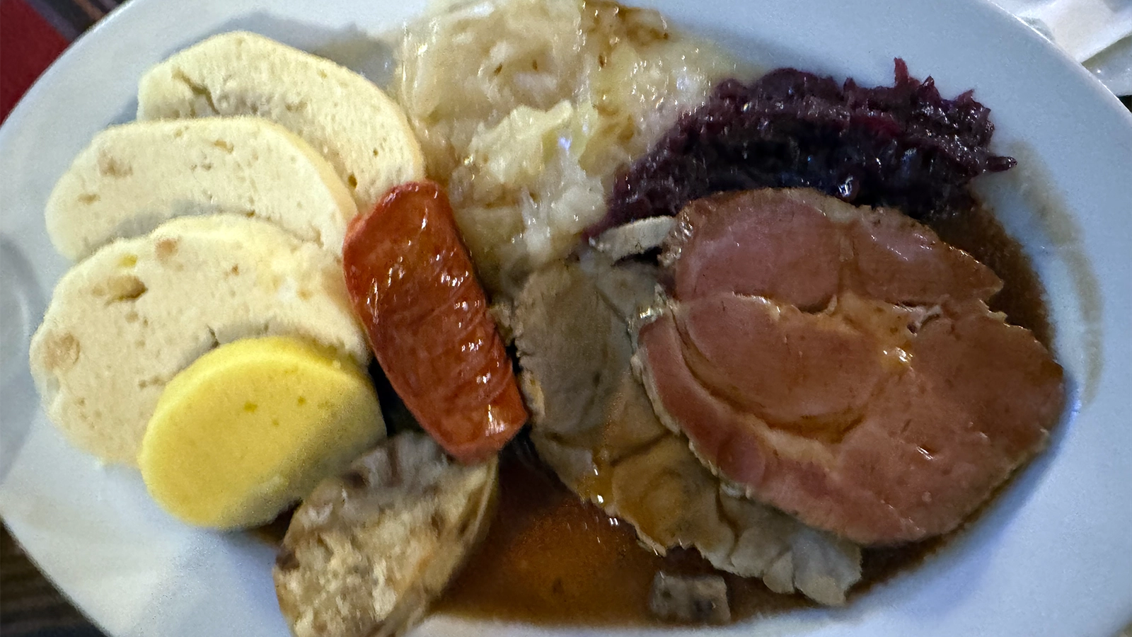 Billede af dumplings og kød i Karlovy Vary.
