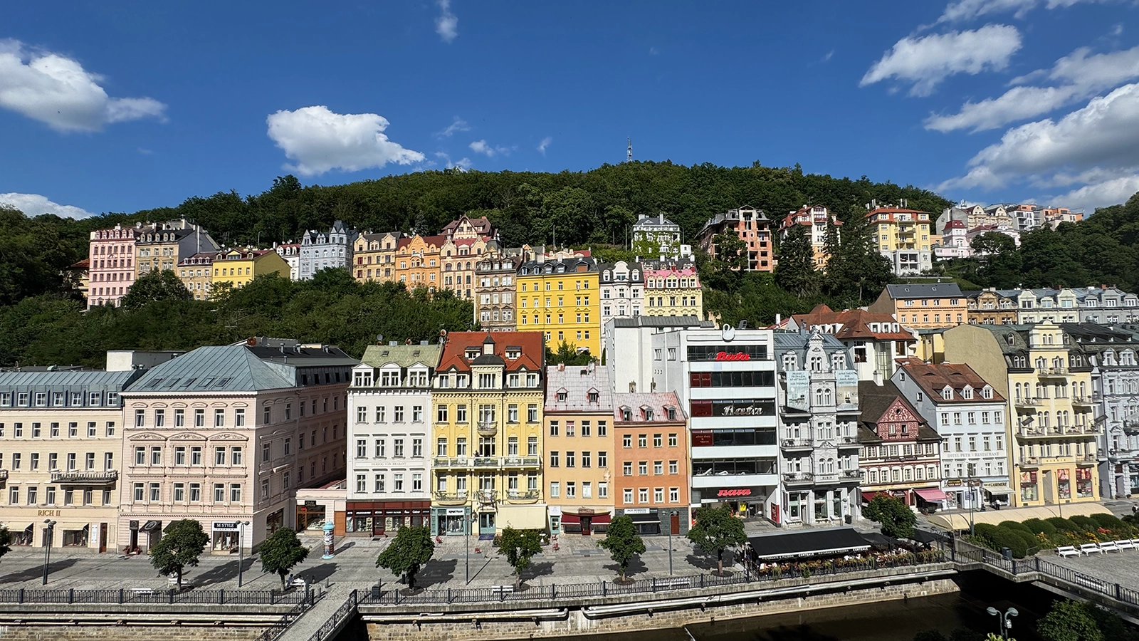 Billede af farverige huse i Karlovy Vary.