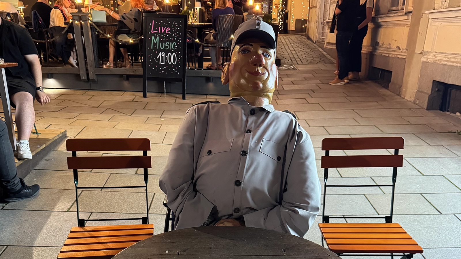 Billede af Švejk-figuren ved restauranten i Karlovy Vary.
