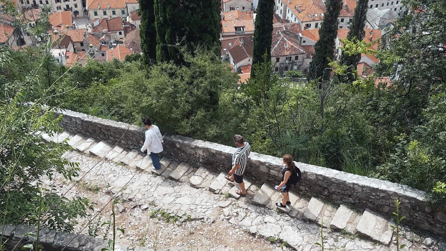 På vej ned ad trapperne ved bymuren i Kotor