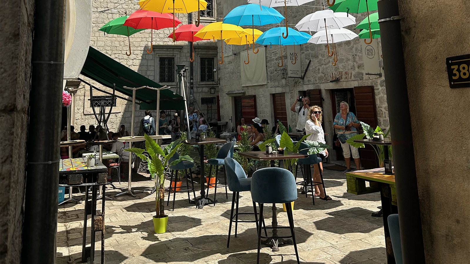 Lille gade med restauranter i Kotor
