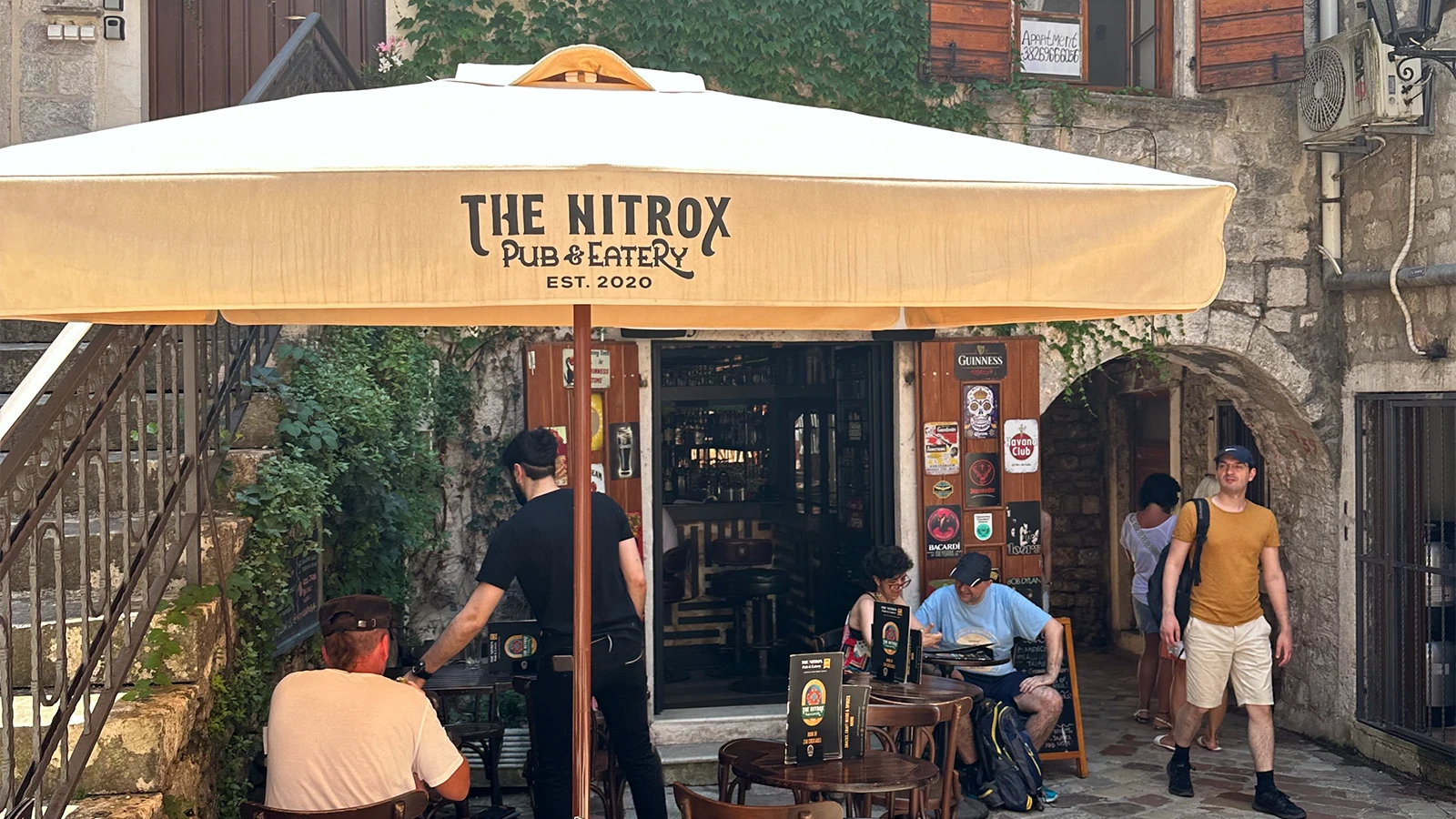 The Nitrox Pub & Eatery i Kotor