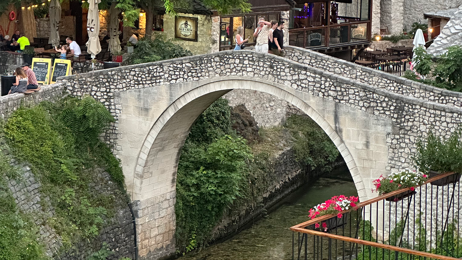 Billede af broen Kriva Cuprija i Mostar.