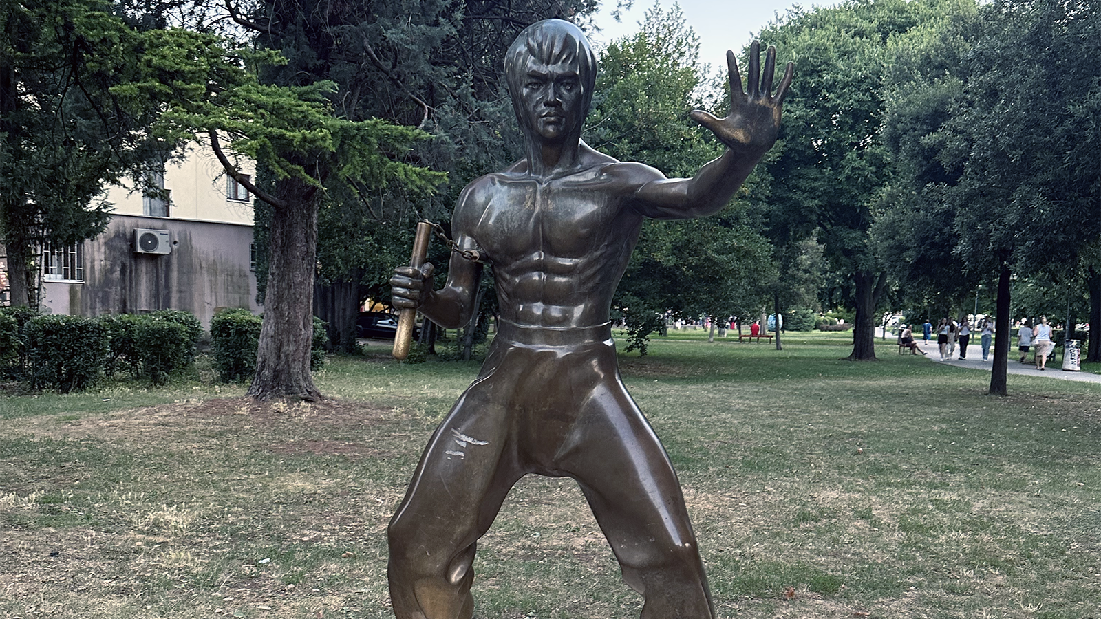 Billede af Bruce Lee-statuen i Mostar.