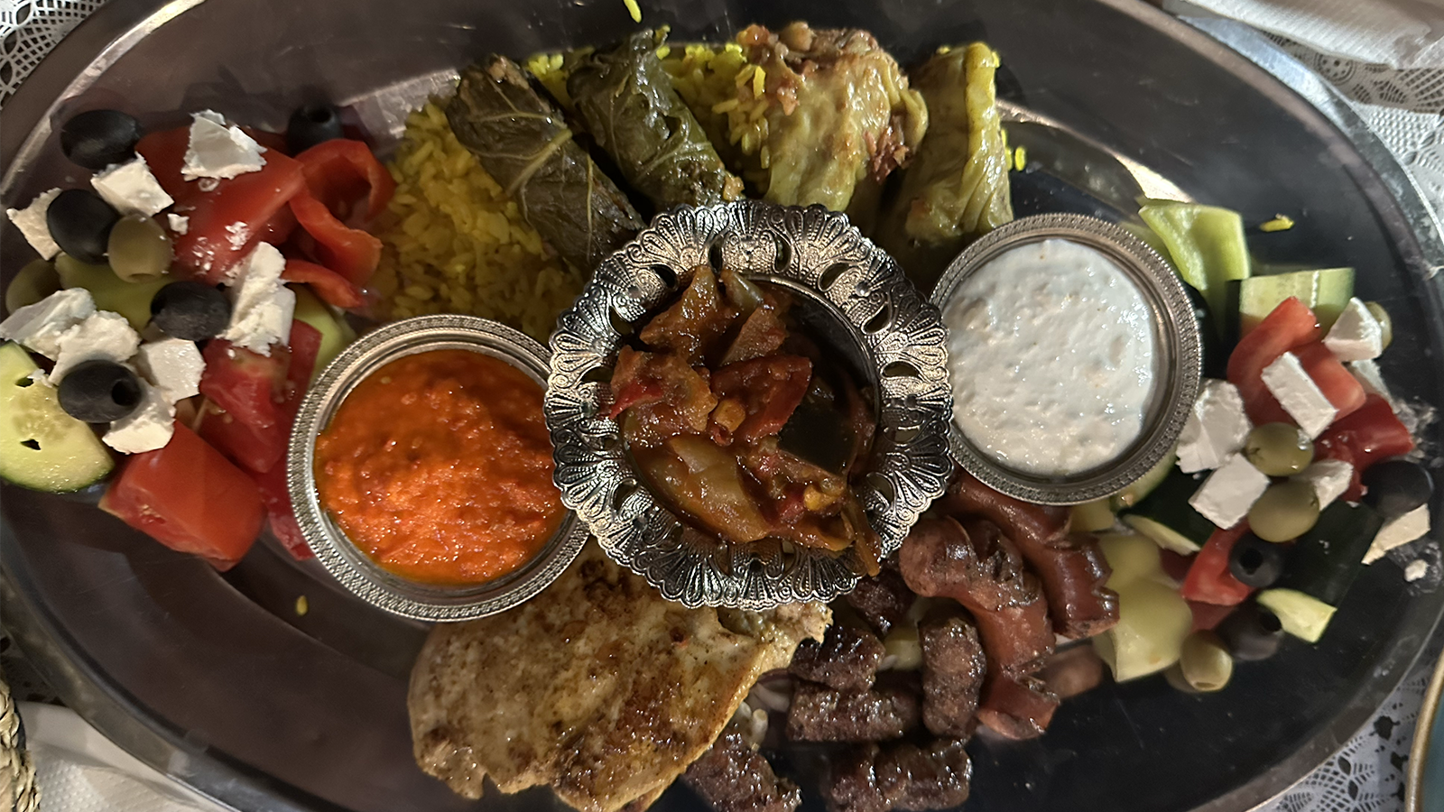 Billede af et fad med mad fra Food House Mostar.