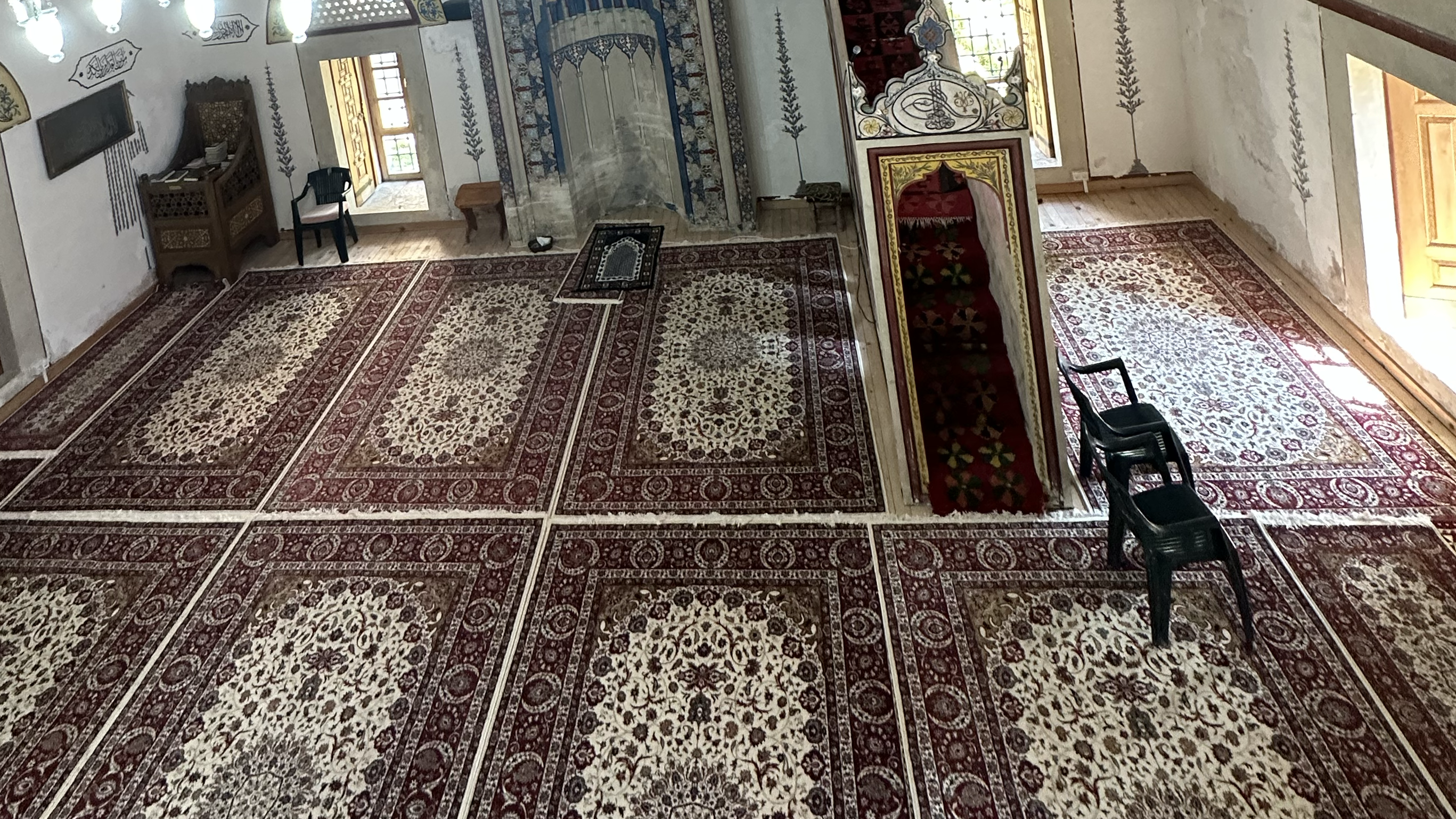 Billede af bedetæppet inde i Koski Mehmed Pasha i Mostar.