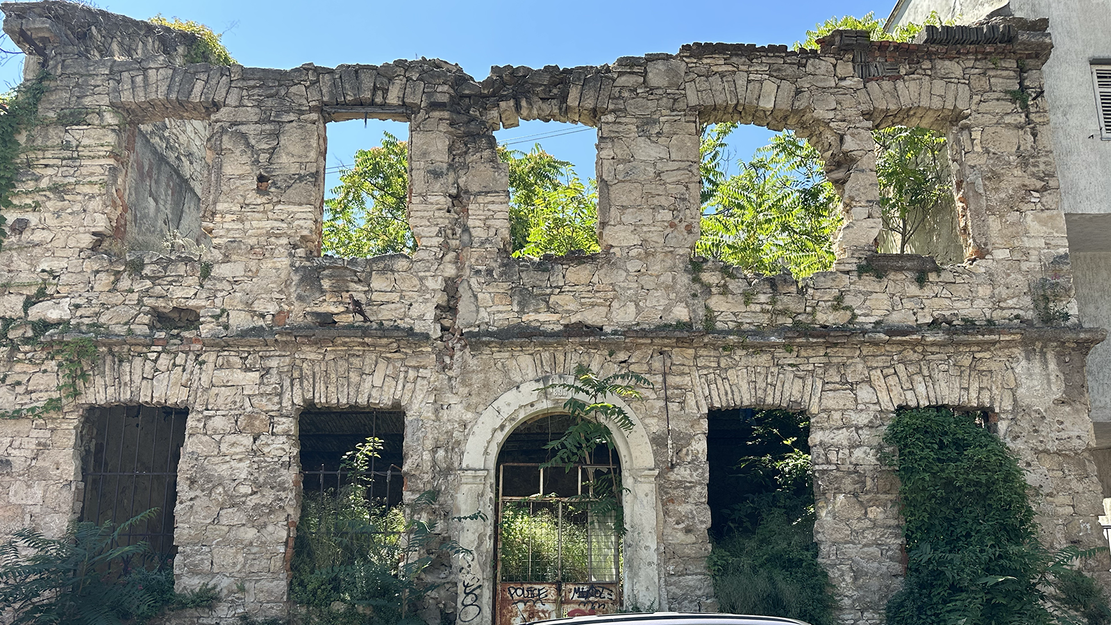 Billede af en ruin med tydelige spor fra krigen i Mostar.
