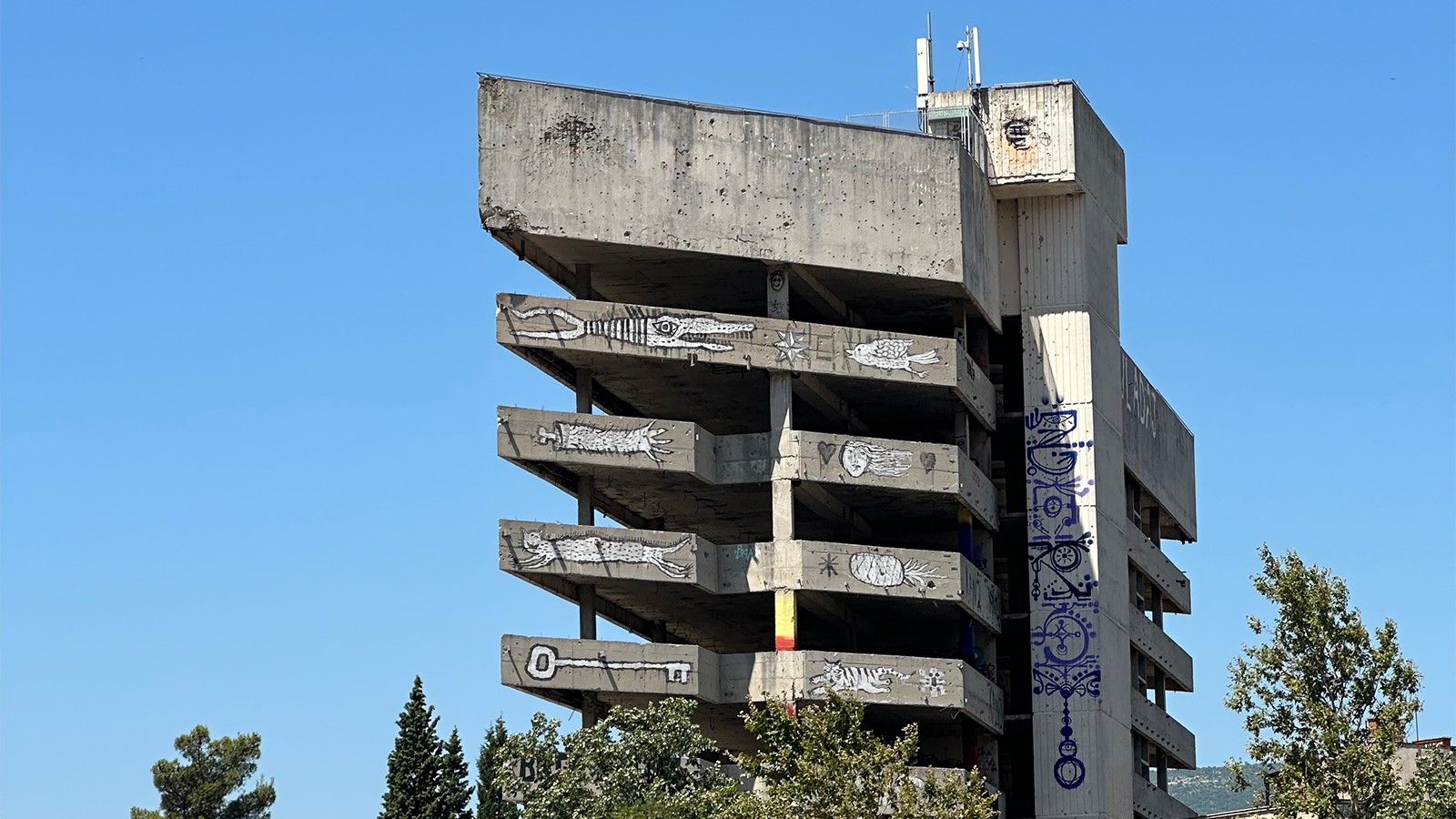 Billede af Sniper Tower i Mostar.