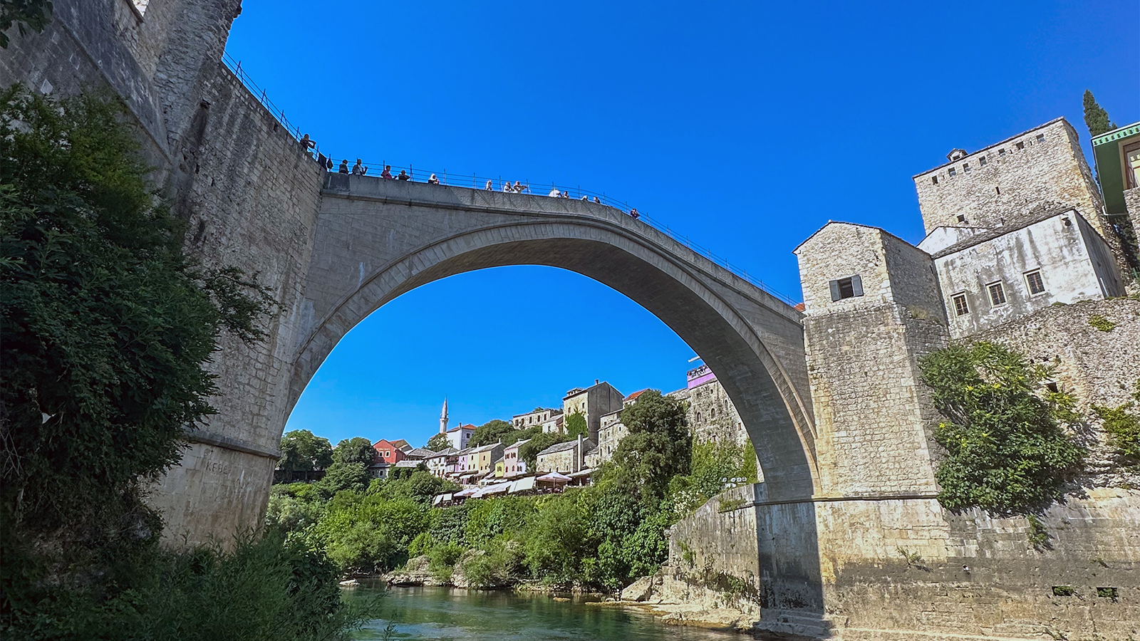 Billede af den ikoniske bro Stari Most i Mostar.