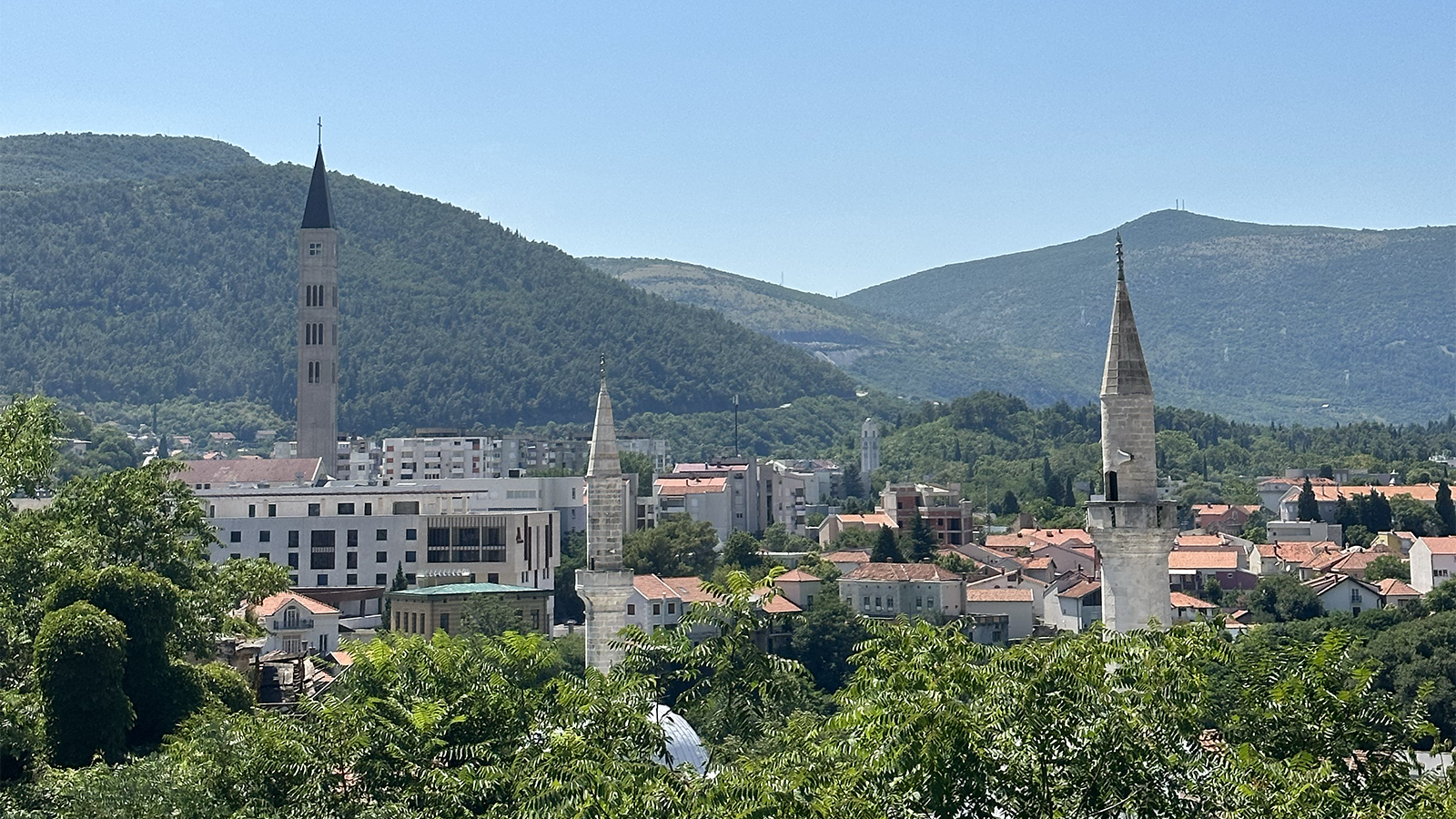 Udsigt over Mostar med en moske i forgrunden.