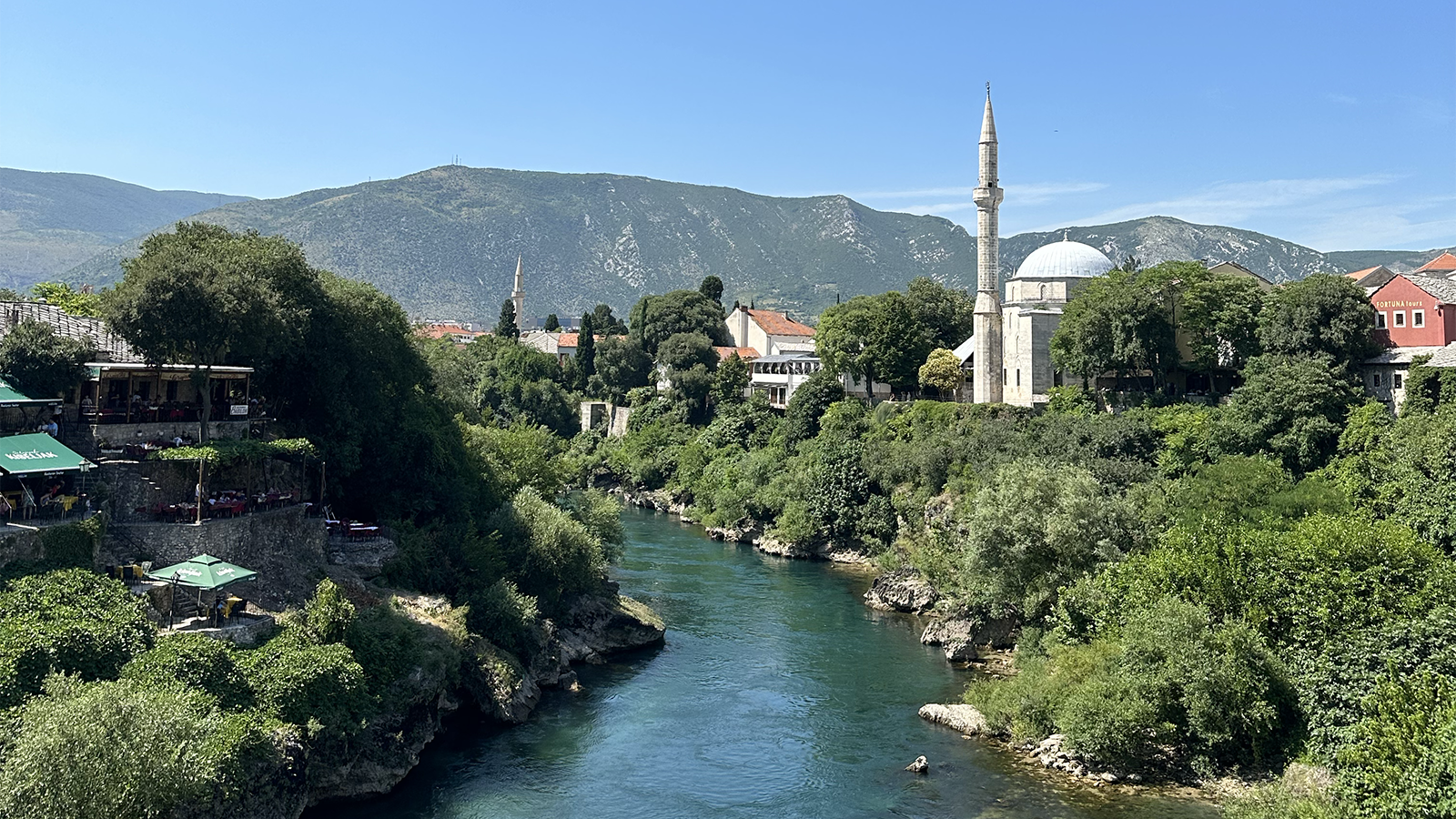 Udsigt over Mostar med byens tage og bjergene i baggrunden.