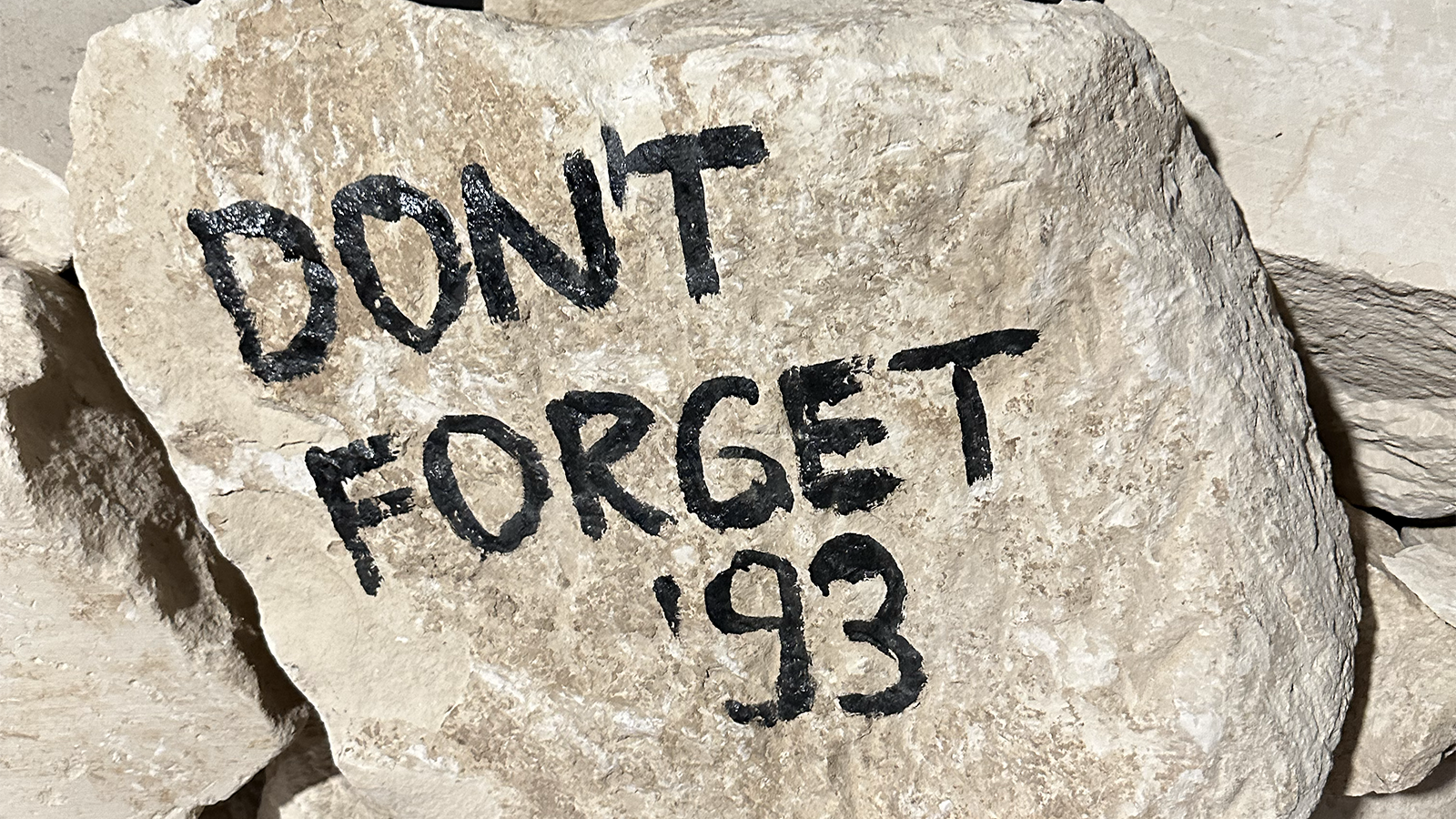 Billede af stenen med teksten Don't forget fra Museum of War and Genocide Victims i Mostar.
