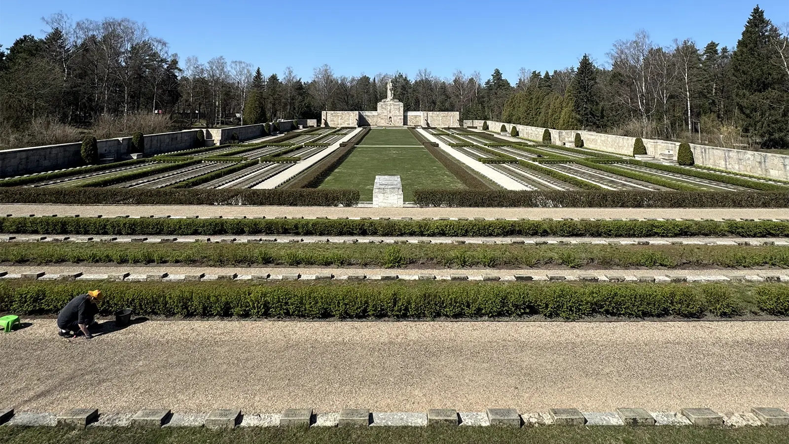 Gravrækker på Brødrekirkegården i Riga.