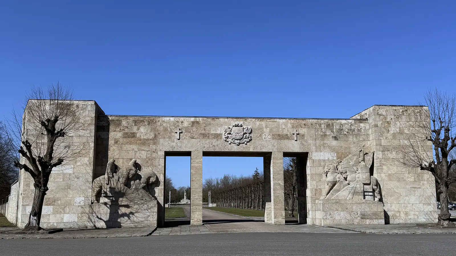 Porten ved Brødrekirkegården i Riga.