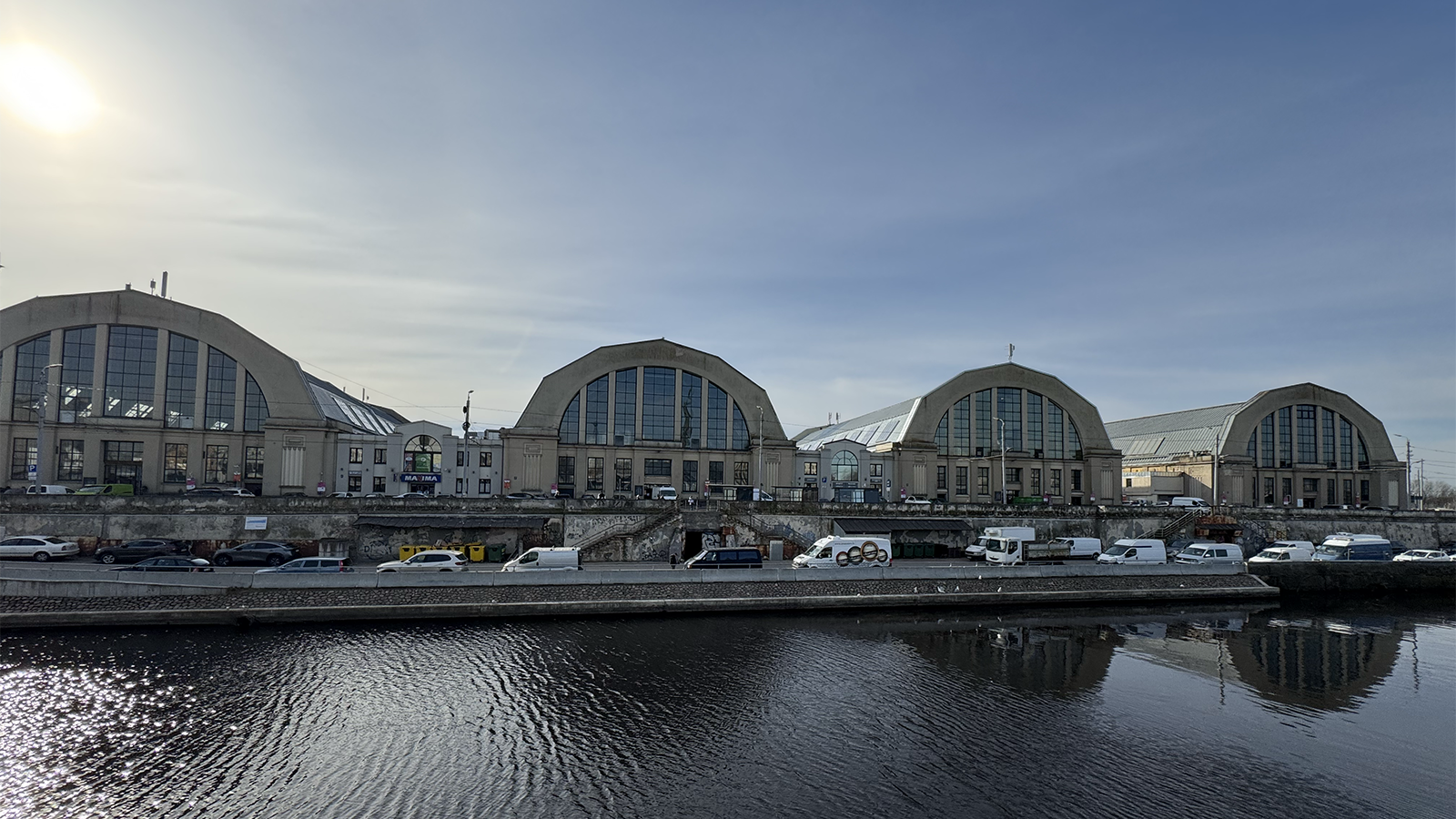 Billede af markedshallerne i Riga.