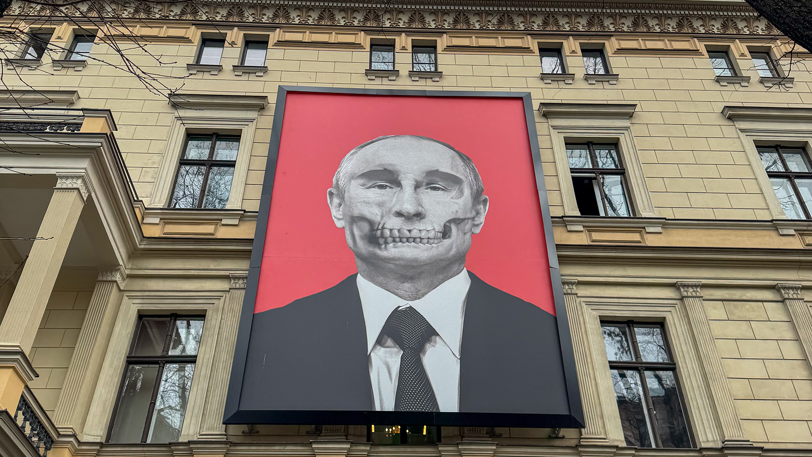 Den russiske ambassade i Riga, hvor byens nutidige historie og støtte til Ukraine mærkes tydeligt i byrummet.