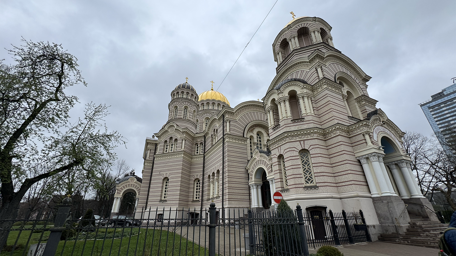 Den russiske kirke i Riga med de karakteristiske kupler.