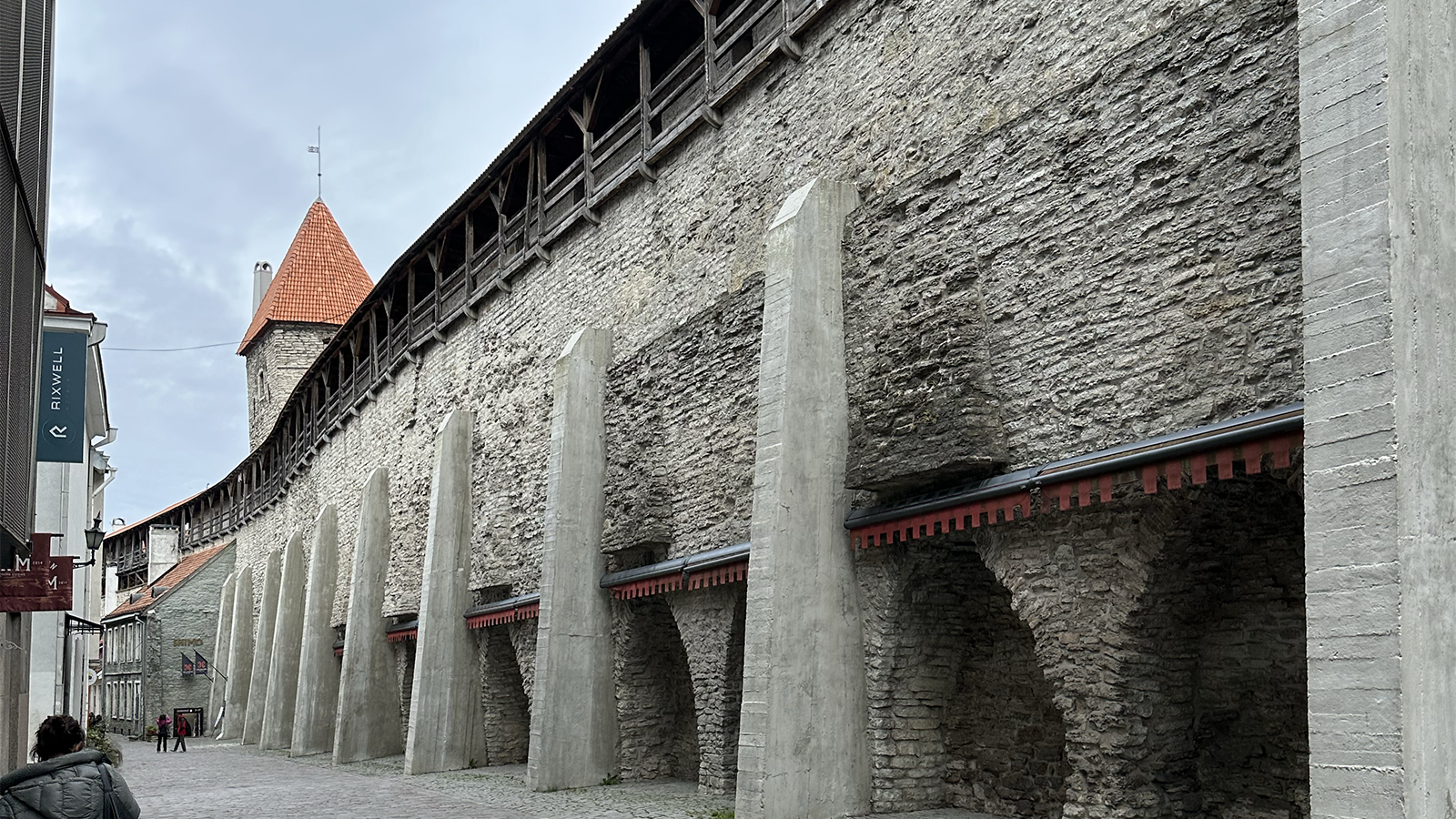 Billede af bymuren i Tallinn.