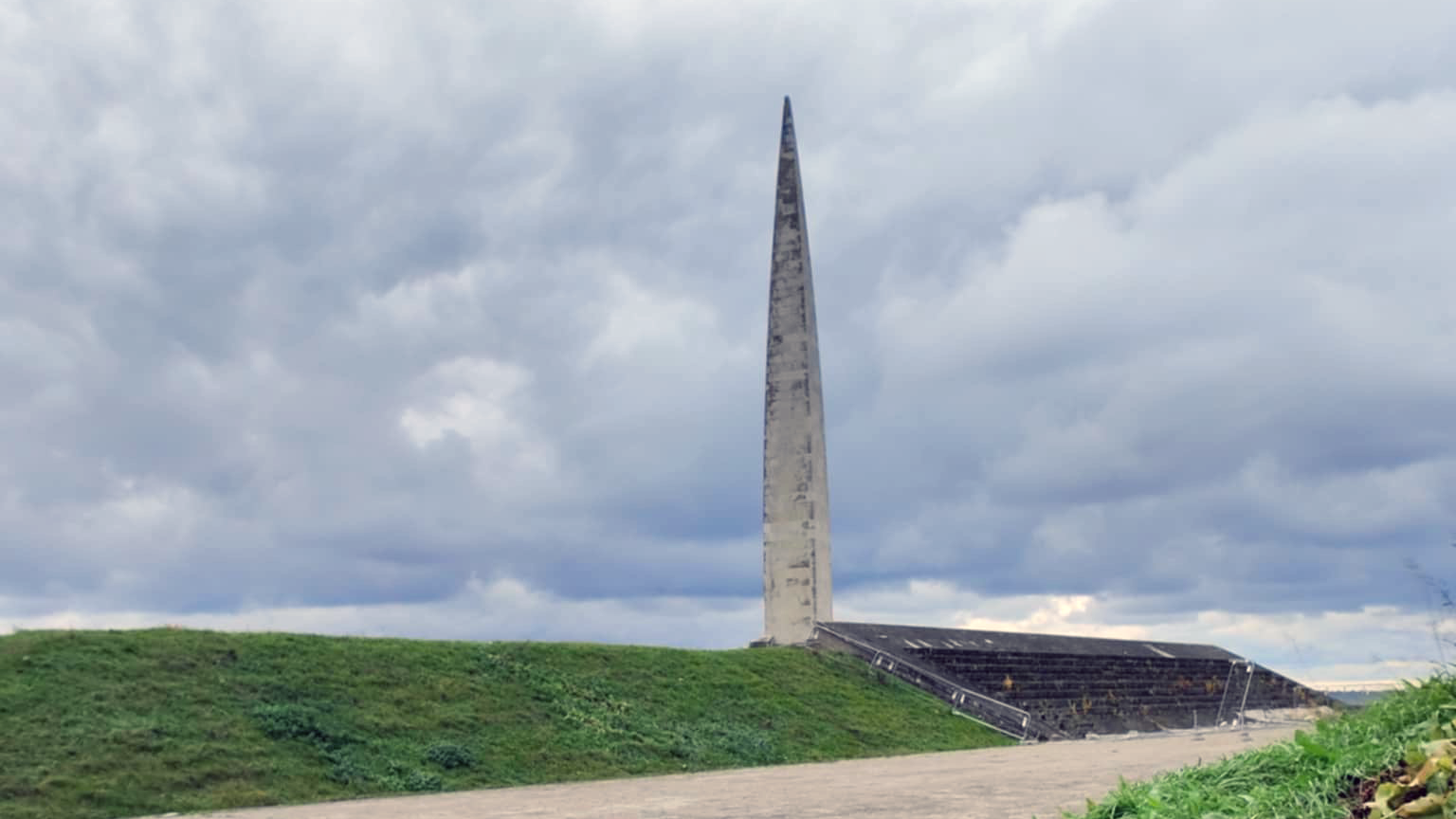 Billede fra Maarjamäe War Cemetery i Tallinn.