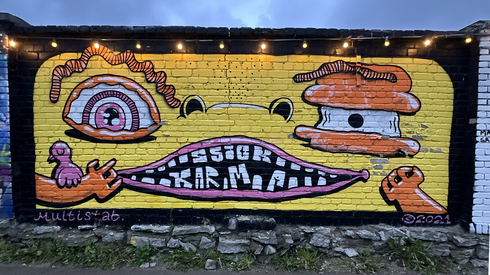 Farverig street art i Telliskivi i Tallinn.