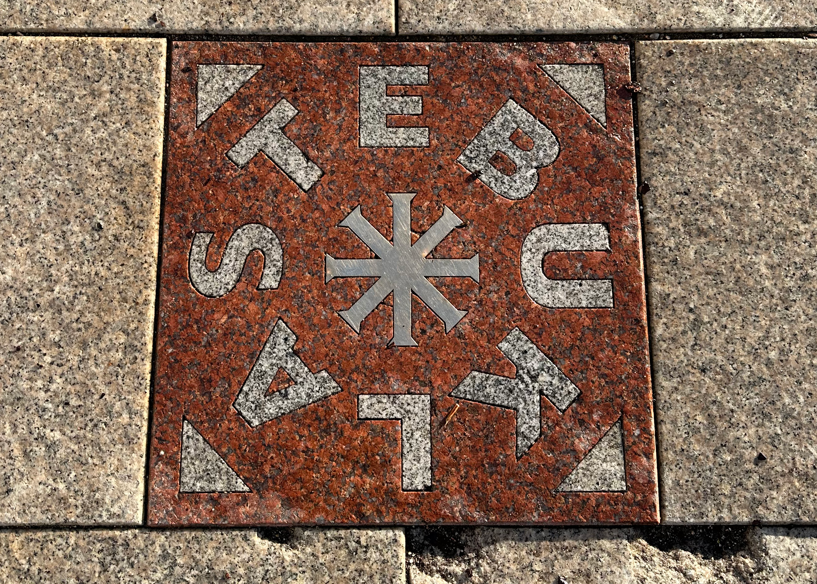 Billede af flise ved katedralen i Vilnius. Flisen symboliserer den samlede baltiske modstand mod Sovjet-styret