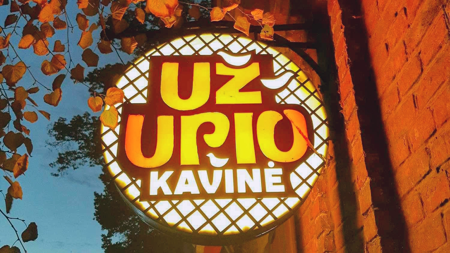 Billede af skiltet ved Uzupio Kaviné i Vilnius.