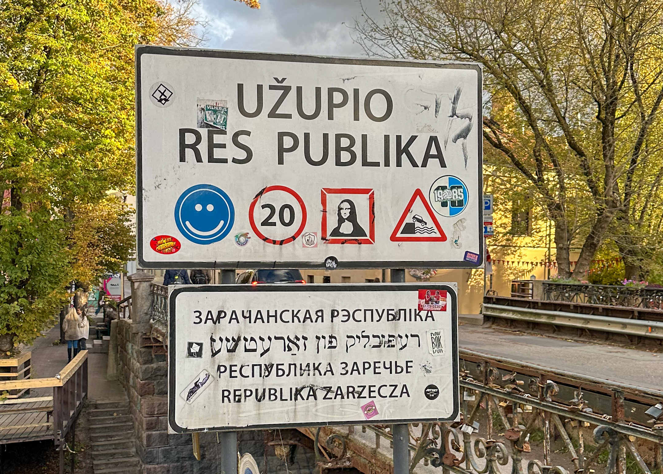 Billede af skiltet, der fører til området Užupis i Vilnius.