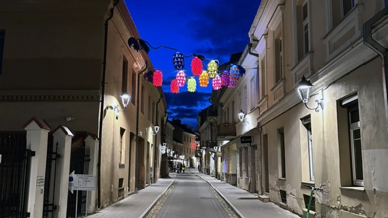 Billede af en gade i Vilnius om aftenen.