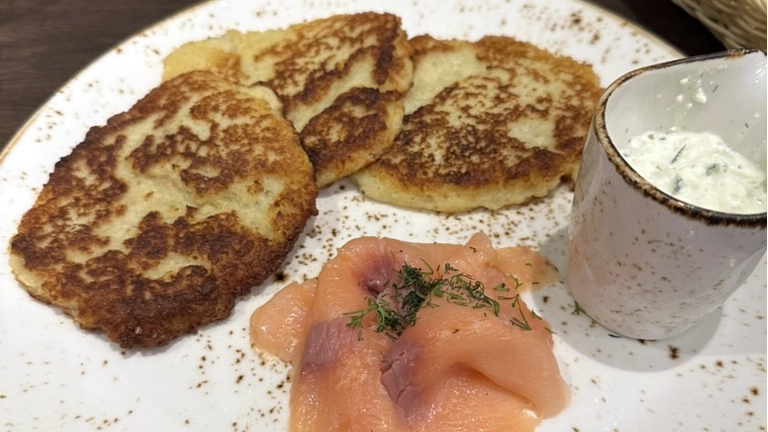 Billede af kartoffelpandekager med laks i Vilnius.
