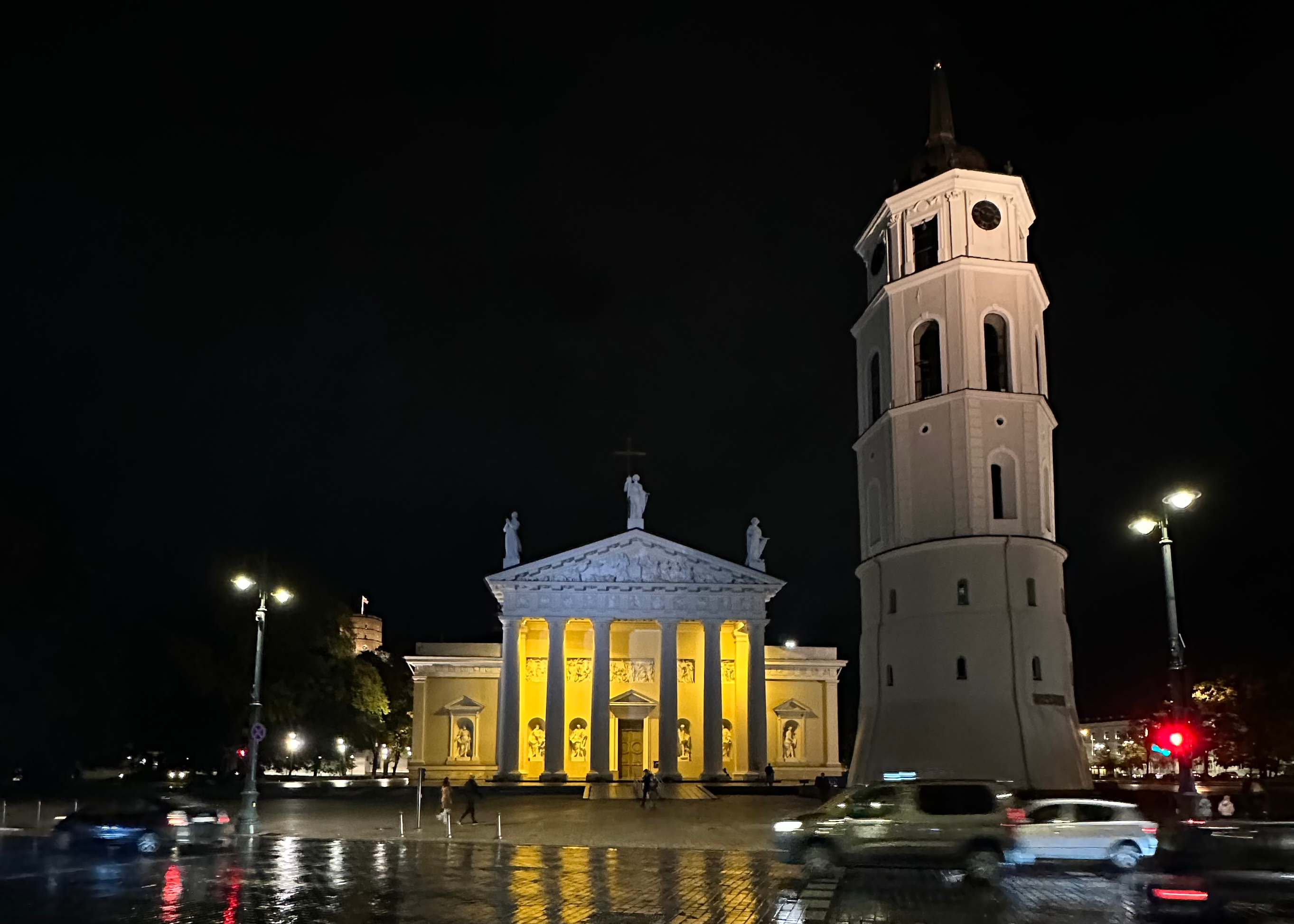 Billede af fronten af katedralen i Vilnius i aftensmørke.
