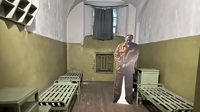 Billede af en celle i KGB-museet i Vilnius med en Putin-figur.