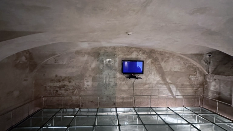 Billede fra KGB Museum i Vilnius med den tidligere henrettelsesvæg.