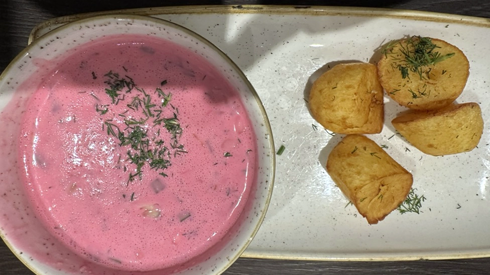 Billede af kold rødbedesuppe i Vilnius.