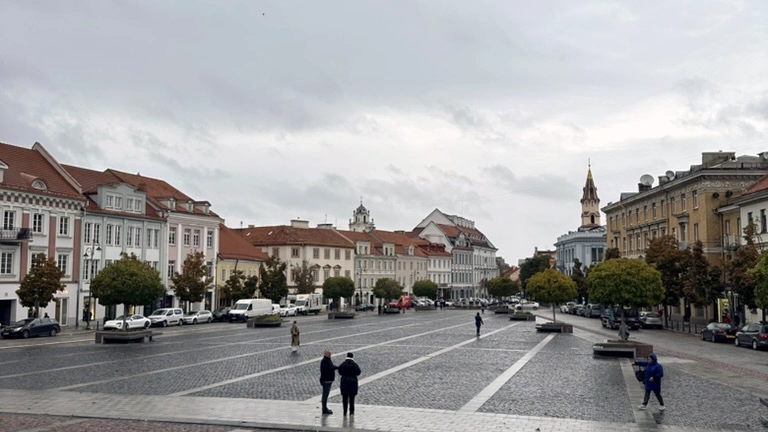 Billede af rådhuspladsen i Vilnius.