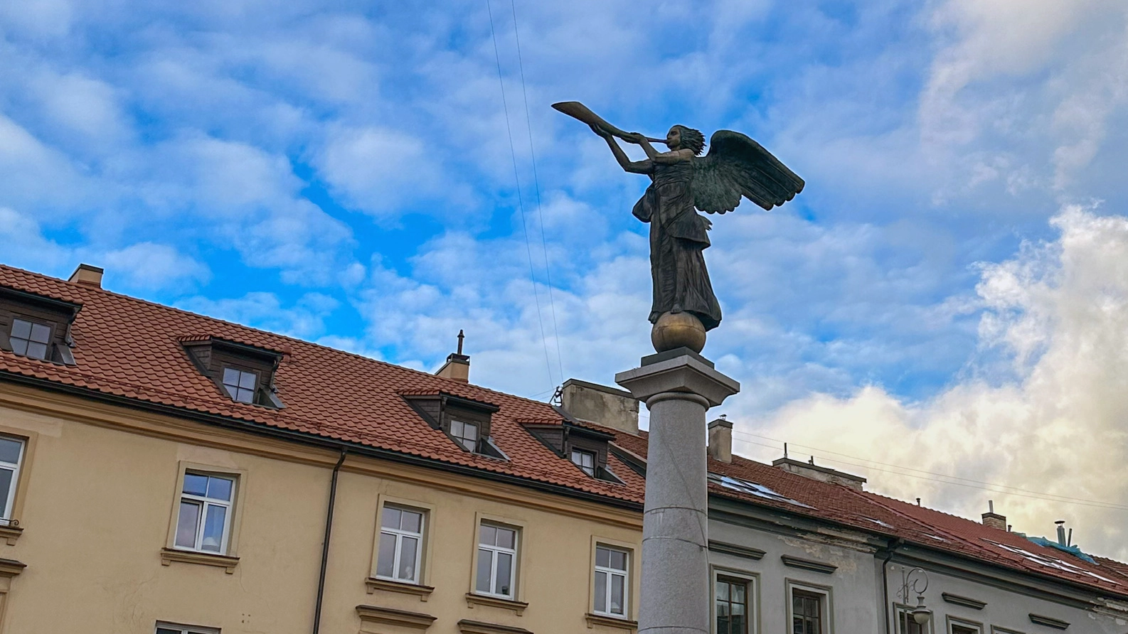 Billede af englen i Užupis i Vilnius.