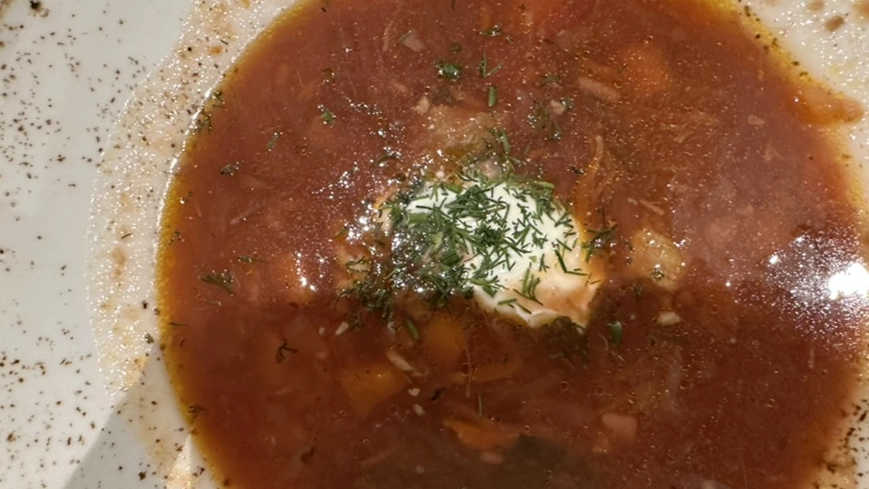 Billede af varm rødbedesuppe med oksekød i Vilnius.